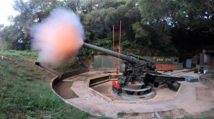 台灣馬祖守軍實彈射擊「砲王」240公厘M1重砲。軍聞社提供