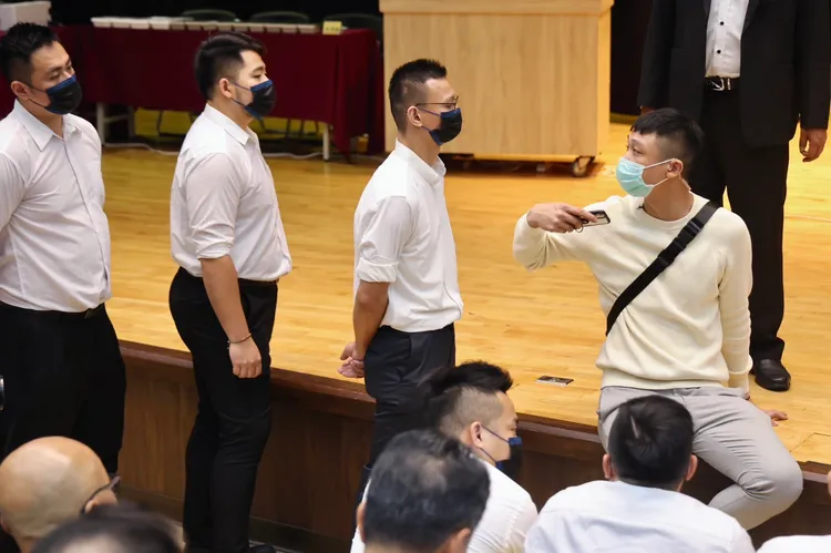 股東堅持坐在投票箱旁揚言監督不願離開。林林攝