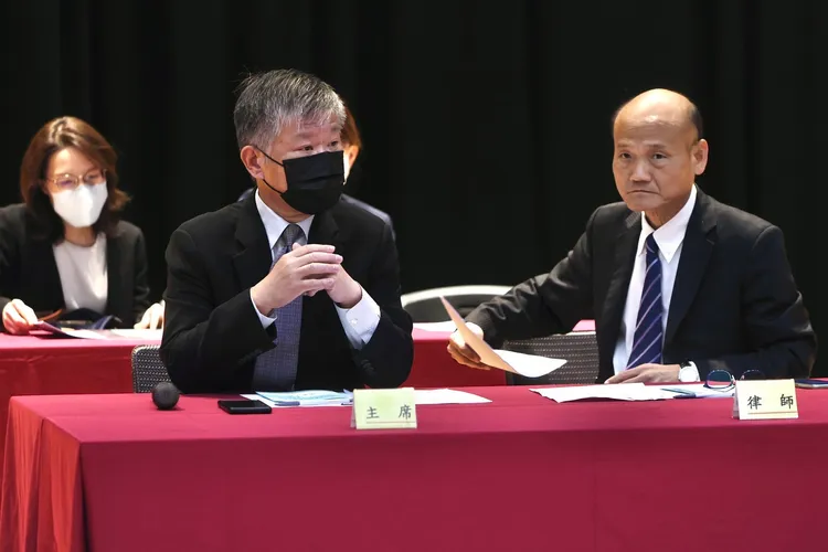 泰山臨股會由龍邦代表的劉偉龍主席(左)，右為律師。林林攝