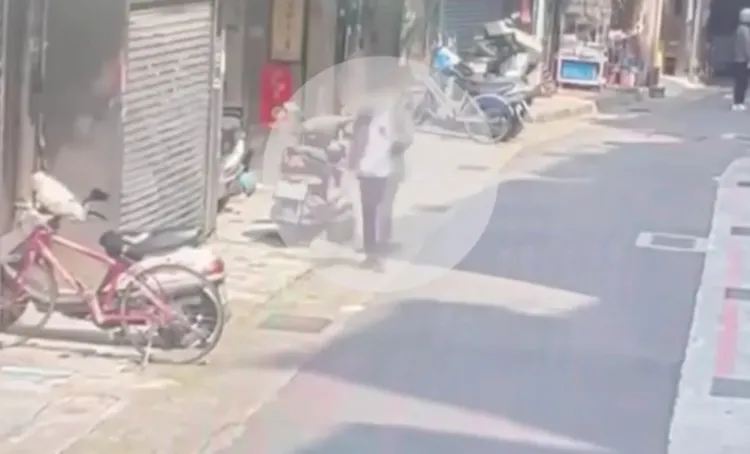 簡姓車手與老翁面交取得金融卡。翻攝畫面