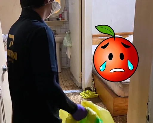 憨儿伴母尸半年!躺床留下「尸身印痕」 他叹:拯救不了人间悲剧
