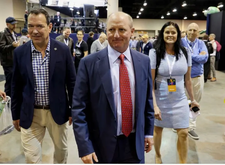 阿貝爾(中)可望成為股神巴菲特的接班人。路透