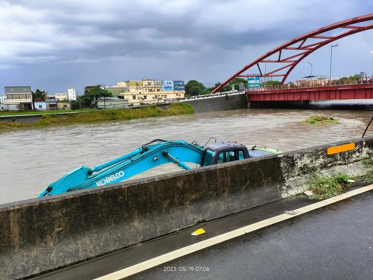 連接新竹縣、市的頭前溪也滿水，停在岸邊的挖土機幾乎快要滅頂。翻攝臉書《新竹爆料公社》