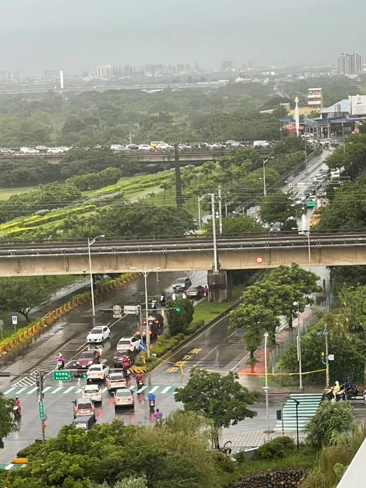 目前封閉竹北市興隆路往中華路這側。翻攝臉書《新竹爆料公社》