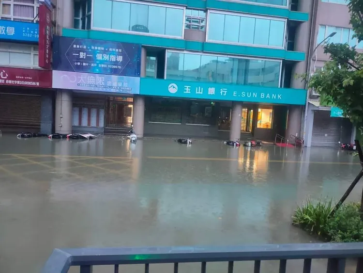 新竹東門國小前淹水，機車倒成一片。翻攝臉書《新竹爆料公社》