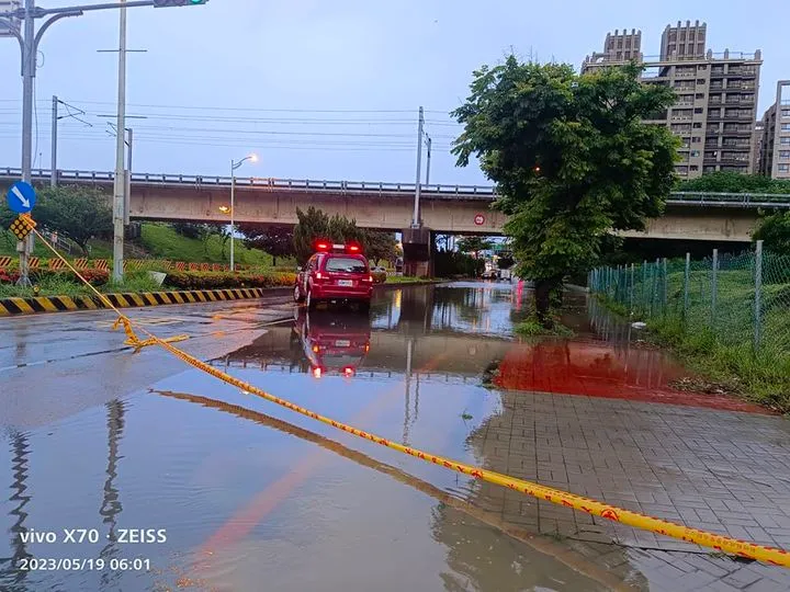 竹北市興隆路往中華路方向已封閉。翻攝臉書《新竹爆料公社》