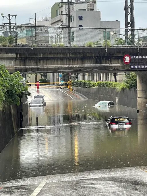 新竹大豪雨慘況!地下道吞沒3轎車 機車一整排在水中漂浮