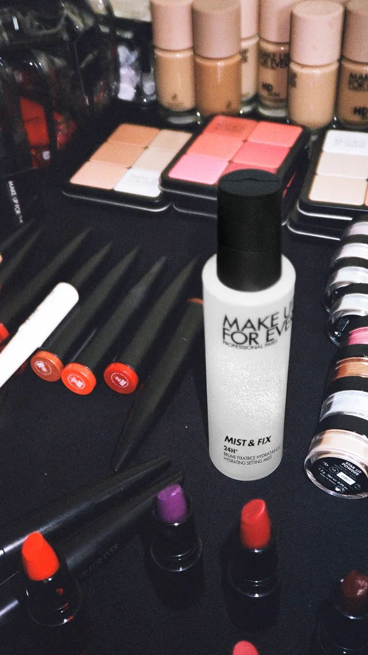 白瓶超光肌活氧定妝噴霧和光感妝容。
品牌提供