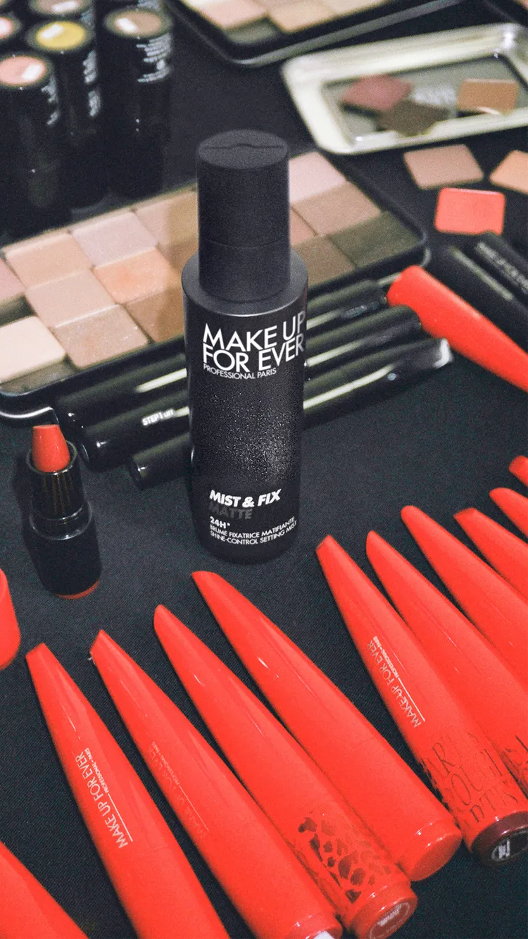 黑瓶超光肌控油定妝噴霧推薦給霧面妝容使用。品牌提供