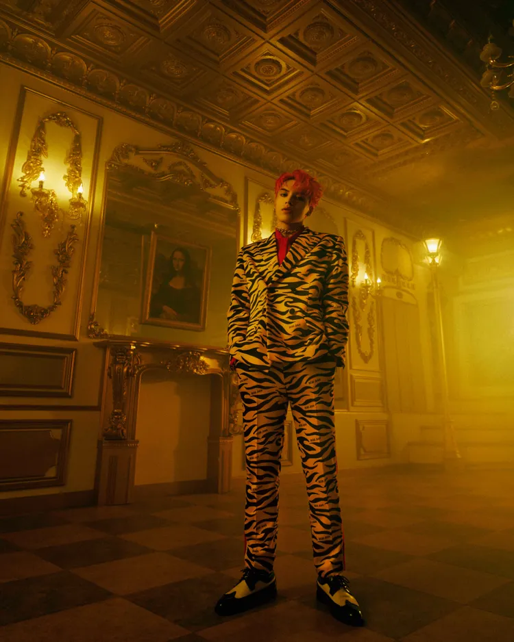 哲言造型浮誇。