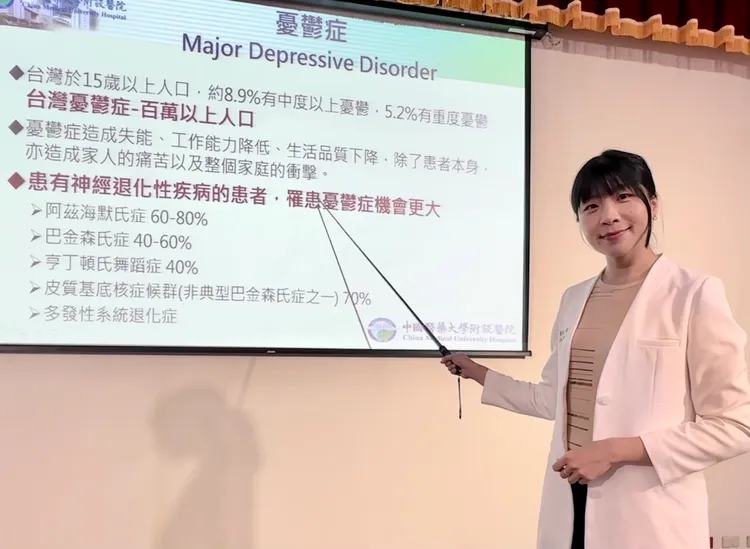 敖瑀表示，台灣患有神經退化性疾病的病人，併發憂鬱症機率高，盡早治療可減少病人及照顧家人的負擔。中國附醫提供