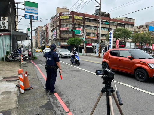 洗行人地獄汙名!桃警23處行人事故高發路口執法 擴大交安宣導