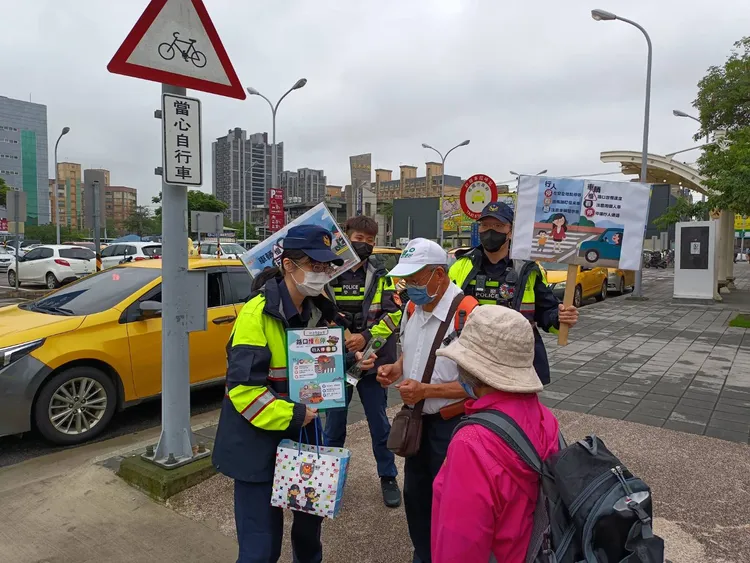 桃警呼籲，行人也應該確實遵守交通安全規則，行人違規也是容易肇事的因素，會一併加強取締行人闖紅燈等違規。警方提供