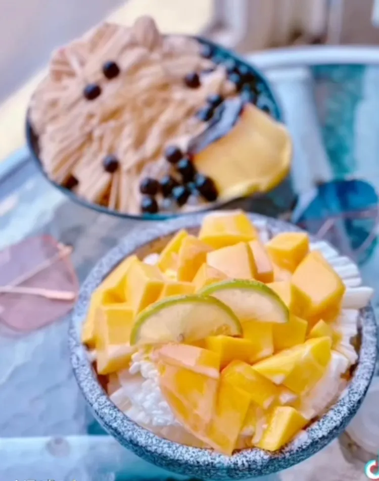 小琉球超人氣冰店美食，冰箱冰舖採用低糖、不添加香料與色素的自製雪花冰磚。TikTok@roseforever1 提供