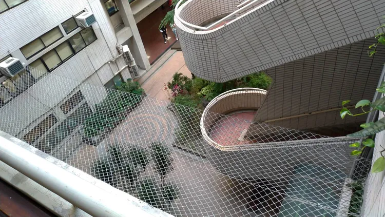 台中地檢署中庭上方2樓設有防護網，救了陳女一命。民眾提供