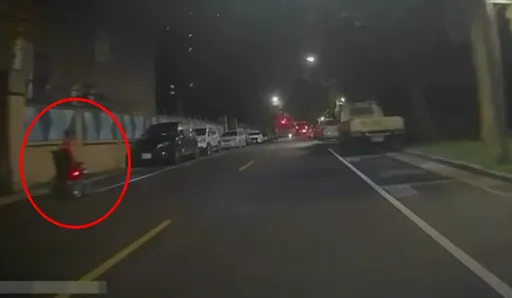 男深夜逃離醫院 乘「電動輪椅」街頭飆車!被警查到這東西