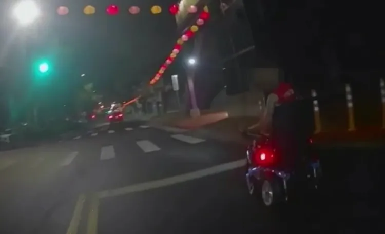 警方盤查劉男。翻攝畫面