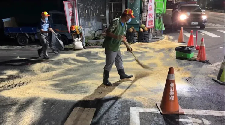 環保局人員漏夜清潔路面的油漬。讀者提供