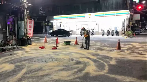 鳳山街頭夜半傳出炸雞香 原來是這間店漏油流滿整條街