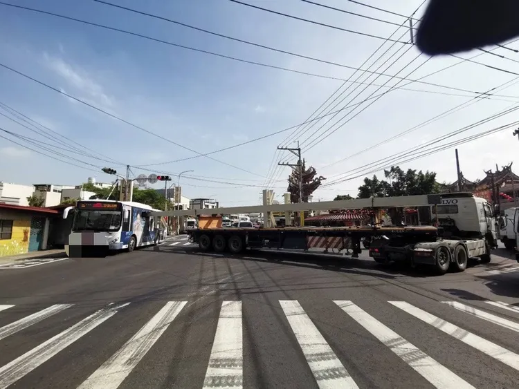 曳引車載超長鋼構，轉彎時撞破公車車窗。翻攝畫面