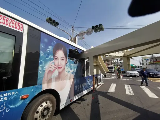 這根超長！曳引車一個轉彎出事了　後面公車被它戳了個大洞