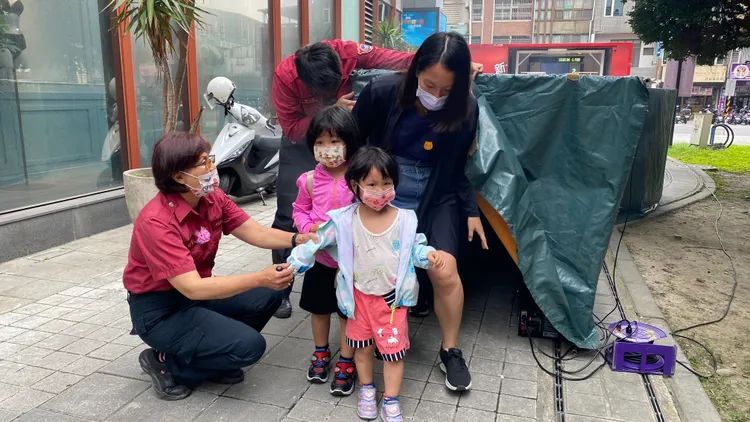 小朋友走出濃煙體驗車。新北市消防局提供