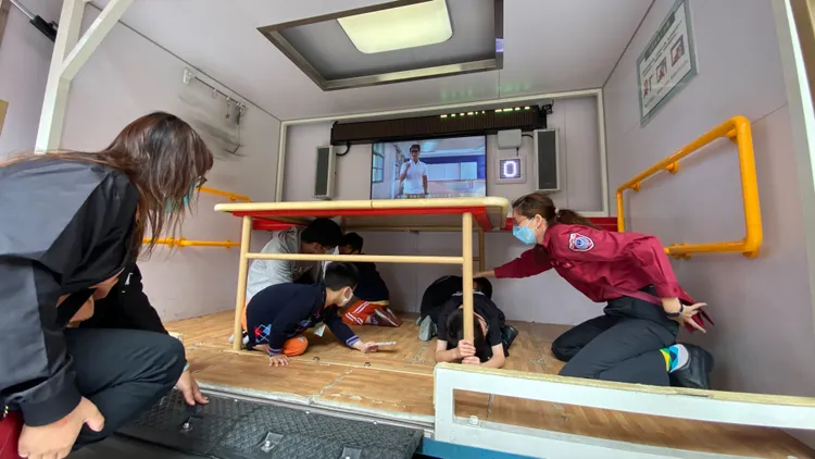 小朋友進入地震體驗車。新北市消防局提供