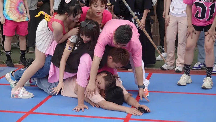 藝人們「群壓」胡瓜（最下者），趁機報復。民視提供