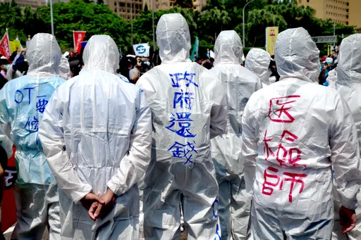 護理師揭3大困境!大夜班1人顧20人 怒批三班護病比沒著落