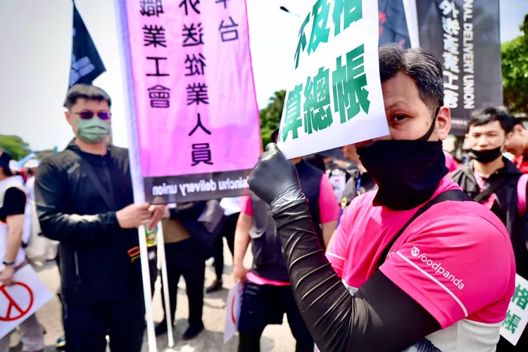 勞工團體上街抗議。林林攝