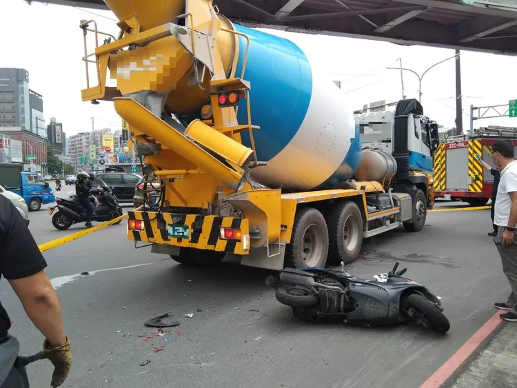 孫姓男子駕駛水泥預拌車疑因內輪差，擦撞到葉姓騎士。翻攝畫面