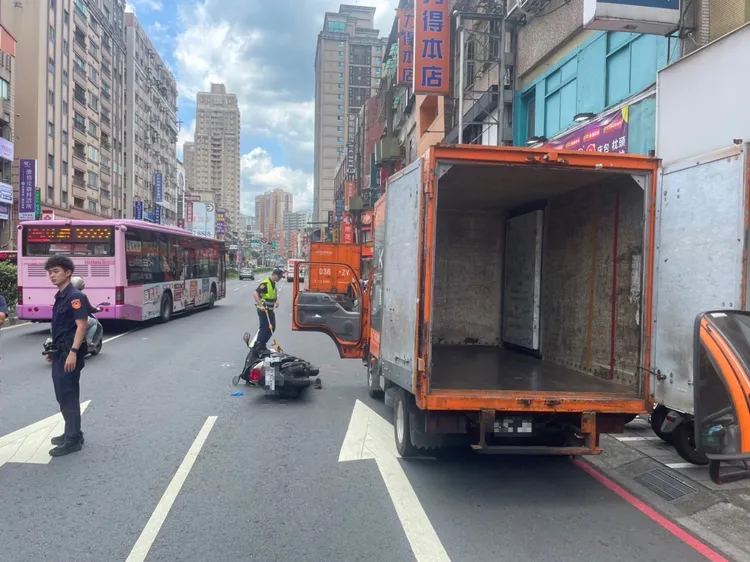 胡女未注意路況，不慎撞倒正在搬貨的張姓貨車司機。翻攝畫面