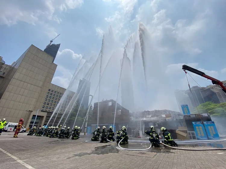 演習項目特別重視空襲疏散撤離，其中101金融大樓現場就動員達2400人。翻攝畫面