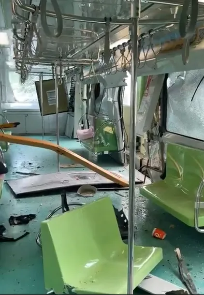 車廂內部殘破不堪。民眾提供