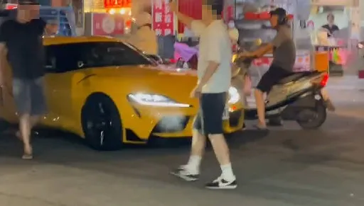 停车礼让行人!后方跑车男「叭叭叭」 他带刀下车被喷辣椒水乱挥砍手掌