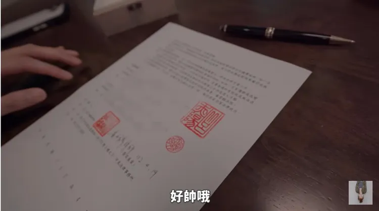 愛莉莎莎和男友簽下了「婚前協議」，詳細說明兩人婚後財產分配方式。翻攝《愛莉莎莎 Alisasa》的YouTube頻道