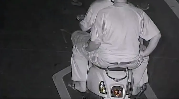 2名男子拒絕警方攔查，還騎車衝撞員警。民眾提供