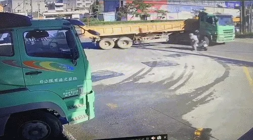 機車伯神反應棄車狂奔。翻攝自「重機車友 ❘ 各區路況天氣、資訊分享中心」