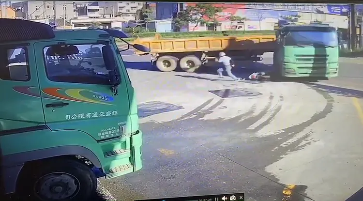 下秒發現死神逼近，機車伯拔腿狂奔逃。翻攝自「重機車友 ❘ 各區路況天氣、資訊分享中心」