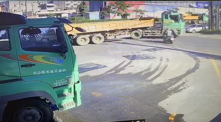 機車伯原本在機車上，以腳後退。翻攝自「重機車友 ❘ 各區路況天氣、資訊分享中心」
