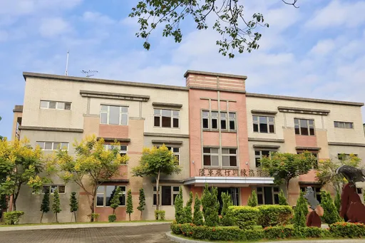 陆军政战主任手拦女摄影官趁机袭胸3秒　挨告性骚！赔15万元黯然退伍