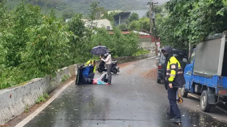 警方在場疏導交通避免二次車禍。蘆洲警分局提供