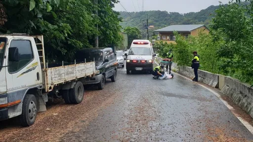 天雨路面濕滑還滿布落葉 新北男騎車載妻!不慎打滑自摔