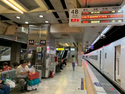 惊险!台铁铁轨出现瓦斯钢瓶 自强号煞不及直接撞上