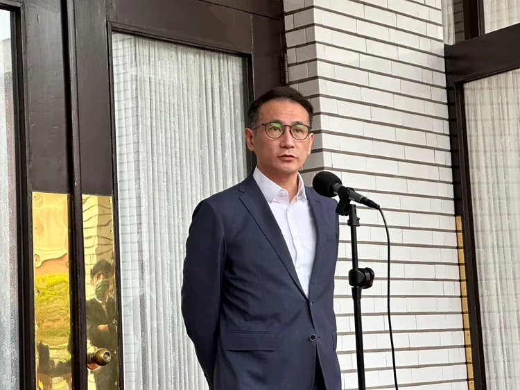 鄭運鵬解釋，納入「被判死刑、無期徒刑、10年以上尚未定讞者」，是因為重罪不可能列舉。資料照片，潘袁詩羽攝