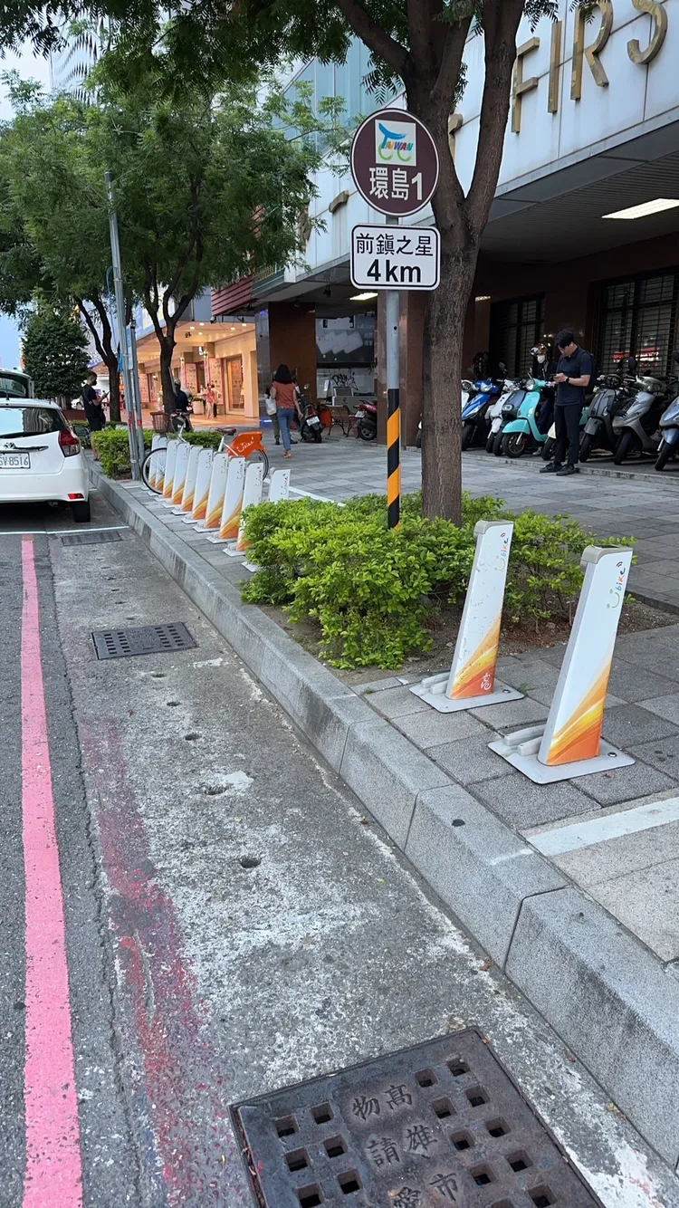 捷運站周邊下午 5 點以後到 8 點一車難求，許采蓁希望增設站點及車輛數。許采蓁提供