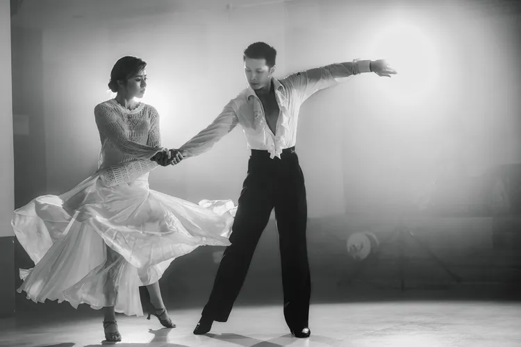 王瞳（左）久沒跳國標舞，來回拍攝了5小時。民視提供