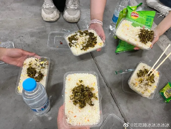 聲稱志願者的網友秀出今天剛吃的酸菜蛋炒飯便當，也說明照片中的洋芋片是自己帶的。翻攝吃吃睡睡冰冰冰冰冰微博