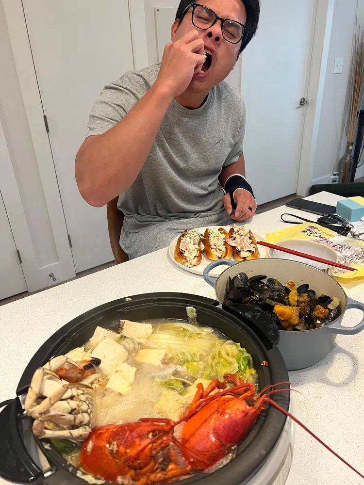 張育成復健吃補吃到飽，爽嗑龍蝦火鍋。取自張育成臉書