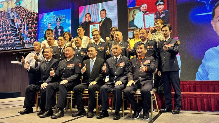 侯友宜被徵召參選2024後，晚間6時旋即回防新北，參加義警、民防、義交部達授證典禮。翻攝畫面